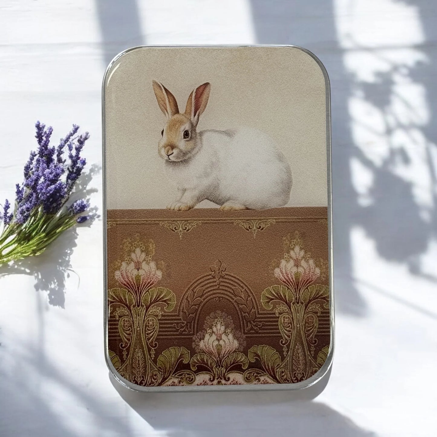 Boîte Métallique pour Accessoires DOUX LAPIN BLANC de FIREFLY NOTES