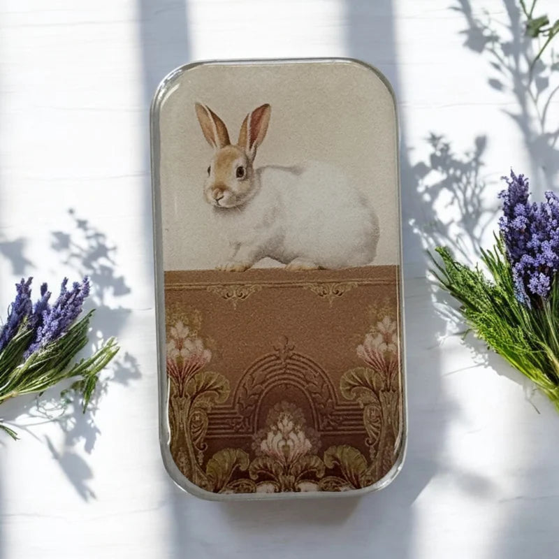 Boîte Métallique pour Accessoires DOUX LAPIN BLANC de FIREFLY NOTES